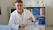 In der von Dr. Beat Schmid (Bild) geleiteten orthopädischen Praxis wird medizinische Beratung und Nachbehandlung nach Operationen geboten. (Bild: pd)