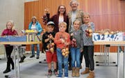 Sie haben einen Zwiebelzopf ergattert: Stolz präsentiert eine Gruppe Besucher ihren Einkauf. (Bild: Hana Mauder Wick)