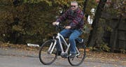 Dieser Besucher macht eine Probefahrt mit einem E-Bike. (Bild: Christof Lampart)