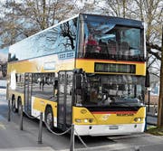 Einer der kritisierten Doppelstöcker bei der Abfahrt am provisorischen Busbahnhof in Buchs in Richtung Toggenburg. (Bild: Thomas Schwizer)