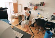 Kinderbetreuung und Hausarbeit ist häufig immer noch Frauensache. (Bild: GAETAN BALLY (KEYSTONE))