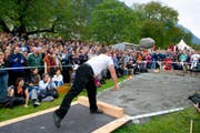 Markus Maire ist mit 4,11 Metern der Rekordhalter mit dem 83,5 Kilogramm schweren Unspunnen-Stein. (Bild: MARTIN RUETSCHI (KEYSTONE))