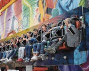 Kein Platz mehr frei: Der gefährliche Name der Bahn, Wirbelsturm, hielt die Kinder und Jugendlichen keineswegs von einer Fahrt ab. (Bilder: PAG)
