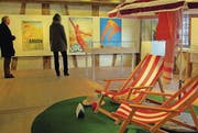 Liegestühle und Sonnenschirm als passende Requisiten der Steiner Badekultur-Ausstellung. (Bild: Ernst Hunkeler)