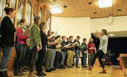 Blick in die Probe: Ehemalige Kantischüler singen am Wochenende in Grabs für einen guten Zweck. (Bild: P)