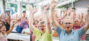 Dem Publikum im Festzelt gefällt das neue Outfit der Egnacher Musikanten. (Bild: Andrea Stalder)