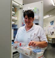 Ursula Fuchs ist als Pflegefachfrau für die Medikamentenabgabe verantwortlich. (Bild: Jolanda Riedener)