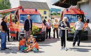 Einweihung der Kleintransporter mit Gemeindevertreter Alexander Kredt, Claudia Brändle und Feuerwehrkommandant Roland Stäheli. (Bild: Maya Heinzmann)