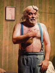 Versehrter Körper, schöne Stimme: Für Rigoletto lebt Paolo Gavanelli streng und diszipliniert. (Bild: Urs Bucher)