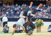 Am Nordostschweizer Schwingfest in Davos wehrte sich Martin Hersche erfolgreich gegen die Angriffe von Armon Orlik. (Bild: Eddy Risch/KEY)