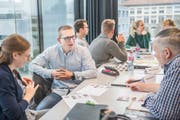 Die angehenden Sek-Lehrpersonen diskutieren über die Frage, welchen Einfluss die Macht von Sozialen Medien auf Jugendliche hat. (Bild: Thi My Lien Nguyen)