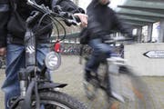 Häufig mit Mängeln: Velos in einem Unterstand bei einer Schule. (Bild: Nana Do Darmo)