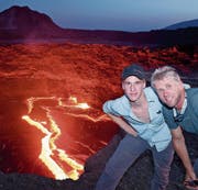 Für einen kurzen Moment ganz nah am Lavaschlund, der Thaler Fotograf Christof Sonderegger mit Sohn Livio. (Bild: Christof Sonderegger)