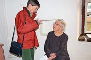 Zwei Ladys der Sherlock Holmes Society: Eva Iggland und Marianne Boetschi. (Bild: Therese Schurter)