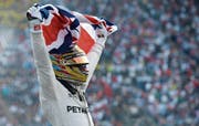 Lewis Hamilton feiert seinen vierten Titel in der Formel 1. (Bild: Moises Castillo/AP)