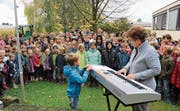 Hundert Kinder freuen sich auf das neue Schulhaus. (Bild: Trudi Krieg)