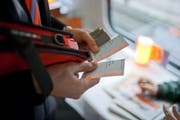 Immer mehr Zugbillette werden online gekauft. (Bild: Keystone)