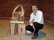 Peter Buchegger mit seinen Kunstwerken. (Bild: PD)
