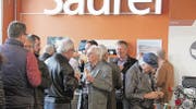 Gute Gespräche beim Apéro an der Jahresversammlung des Oldtimer-Clubs Saurer. (Bild: Barbara Hettich)