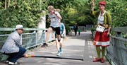 Die Clowns Felix und Nelly sorgen am Zweistundenlauf für Unterhaltung. (Bild: Andreas Taverner)