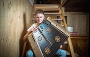 Mit seinem Hackbrett hat Joshua Broger schon Erfolge verbucht, auch in bekannten Volksmusiksendungen. (Bild: Ralph Ribi (Trogen, 13. März 2018))
