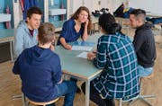 Fünf von sieben Mitgliedern der Kanti Trogen bei einer Vorbesprechung für das Jugendparlament. Mit dabei ist auch Micaela Lauchenauer (3. v. l.). (Bild: Stefan Etter)