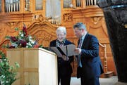 Der von Alfred Stricker überreichte Preis in Form einer Urkunde ist mit 2 (Bild: Alessia Pagani)