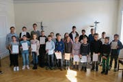 Stolz präsentieren die Musikschülerinnen und Musikschüler ihre Auszeichnungen. (Bild: PD)