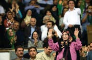 Zahra Rahnaward, Ehefrau von Präsidentschaftskandidat Mir Hussein Moussawi, wird von der Opposition als Irans Michelle Obama gefeiert. (Bild: rtr/Morteza Nikoubazl)