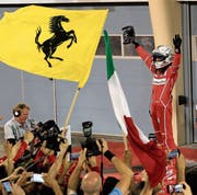 Sebastian Vettel jubelt nach dem Rennen mit den Ferrari-Mechanikern. (Bild: Hassan Ammar/AP)