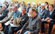 Heimkatze Sweety geniesst ihren Auftritt an der Generalversammlung des Regionalen Alterszentrums Tannzapfenland. (Bilder: Christoph Heer)