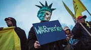 Demonstranten kritisieren in New York den amerikanischen Raketenangriff auf den syrischen Militärflugplatz. (Bild: Andres Kudacki/AP (New York, 7. April 2017))