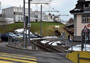 1) Beim Bahnhof entsteht ein drittes Gleis. Zudem steigen hier die Fahrgäste der Bahn auf Busse um. (Bild: bei)