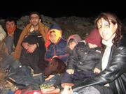 Samira Rahim mit ihren Kindern und weitern Flüchtlingen auf der Insel Glaros. (Bild: zVg)