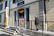 Bahnhof Bischofszell Stadt: Wo sich einst der SBB-Schalter befand, ist heute ein Migrolino-Laden untergebracht. (Bild: Georg Stelzner)