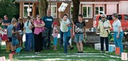 Schüler und Gäste messen sich am Spielfest im Papierbündel-Weitwurf. (Bild: Andreas Wild-Studer/PD)