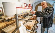 Töpfer Pierre Hirt in seinem Atelier im Kloster Fischingen. Von hier wird er vier Tonnen Material per Schiffscontainer nach Osttimor auf die Seereise schicken. (Bild: Maya Heizmann)