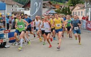 Der Startschuss zum 57. und letzten Geländelauf ist gefallen. Mit Nummer 166 der spätere Tagessieger Armin Flückiger. (Bilder: Beat Lanzendorfer)
