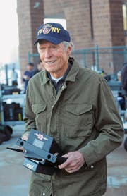 Clint Eastwood bei den Dreharbeiten zu «Sully». (Bild: Bobby Bank/GC Images/Getty (New York, 07. Oktober 2015))