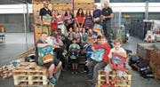 Zufriedene und stolze Gesichter: Die Schulthek-Aktion der Hanfland-Klasse stiess auf grossen Anklang. (Bild: PD)