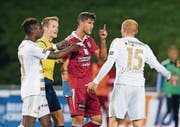 FCV-Captain Simone Grippo (Bildmitte, rote Karte) und Armando Sadiku (Gelbsperre) werden heute gesperrt fehlen. (Bild: Archiv/Eddy Risch)