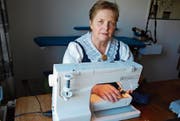 Trachtenschneiderin Heidi Hasler an ihrer Nähmaschine. (Bild: Ruth Bossert)
