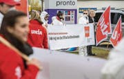 «Kein Wilder Westen in Tankstellenshops»: Diesen und andere Slogans zeigten die Unia-Gewerkschafter den Autofahrern beim Hub-Kreisel vor. (Bilder: Reto Martin)