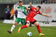 Kampf um jeden Ball: St.Gallens Marco Aratore gegen Thun-Spieler Stefan Glarner. (Bild: Keystone)
