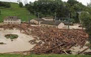 Mit blauem Auge davon gekommen: Das linke Bild zeigt das SAK-Werk nach dem verheerenden Hochwasser am 1. September 2002. Am Wochenende bleiben Wassermassen und Schwemmholz im Flussbett. (Bilder: Hannes Thalmann / Rudolf Hirtl)