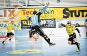 Benjamin Geisser (rechts) in seinem letzten Saisonspiel gegen den Gossauer Goalie Aurel Bringolf. Der Kreisläufer erzielt im Derby vier Tore. (Bild: Ralph Ribi)