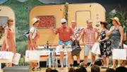 Wenn sich Camperfreunde treffen, geht es mitunter turbulent zu und her – die neue Komödie der Heimatbühne Werdenberg zeigt das.
