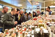 Durch den Schlaraffia-Gourmet-Markt schlendern.