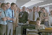 Die Redaktion erwartet den Entscheid des Obersten Gerichtshofs (Tom Hanks, Dritter von links, rechts von ihm Meryl Streep). (Bild: Universal Pictures)