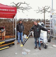 Vertreter der Zürcher Kommunal AG präsentierten an der diesjährigen Messe den «Glutton», ein Outdoor-Sauger für urbane Räume. (Archivbild: Adrian Grzonka)